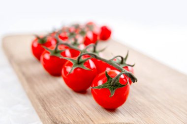 ahşap tahta üzerinde domates