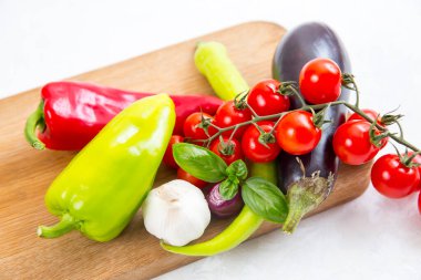 Tahtada taze sebzeler