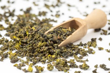 beyaz zemin üzerine yeşil çay 