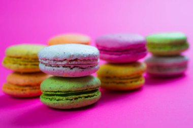 Tatlı badem kurabiyeleri pembe arka planda