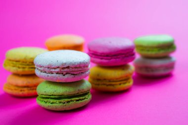 Tatlı badem kurabiyeleri pembe arka planda