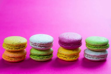 Tatlı badem kurabiyeleri pembe arka planda 