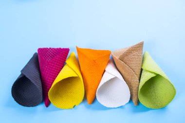 Renkli boş dondurma külahları