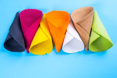 Renkli boş dondurma külahları