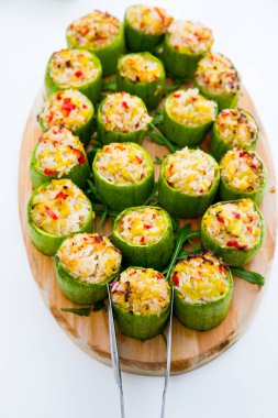 sebze ve pirinç ile yuvarlak kabak dolması