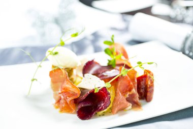 jambon ve peynir beyaz tabakta servis edilir.