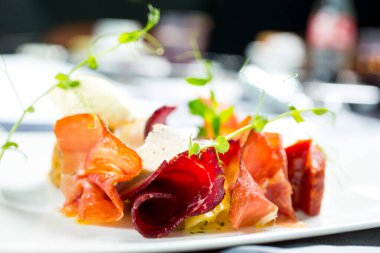 jambon ve peynir beyaz tabakta servis edilir.