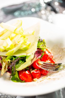 Tabakta domates ve elma salatası