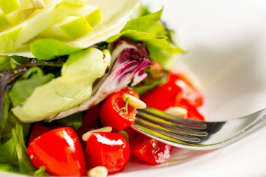 Tabakta domates ve elma salatası