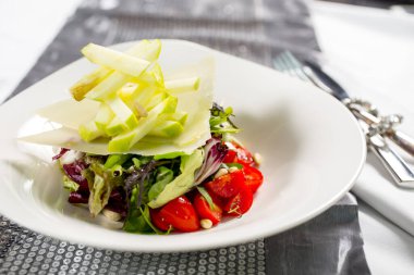 Tabakta domates ve elma salatası