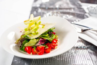 Tabakta domates ve elma salatası