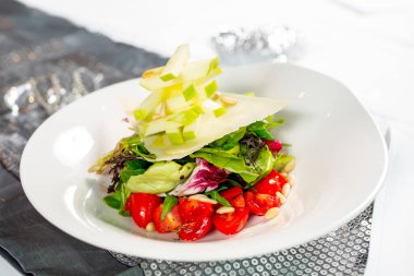 Tabakta domates ve elma salatası