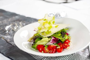 Tabakta domates ve elma salatası