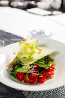 Tabakta domates ve elma salatası