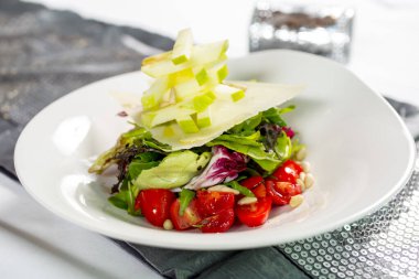 Tabakta domates ve elma salatası