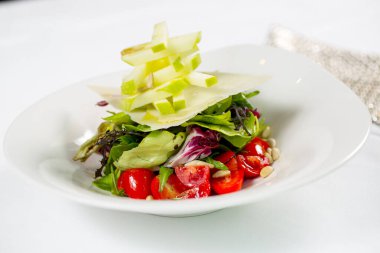 Tabakta domates ve elma salatası