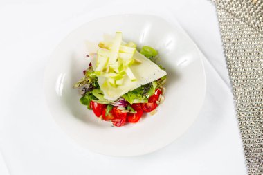 Tabakta domates ve elma salatası