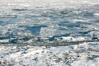 Nehirde yüzen buz kütlesi