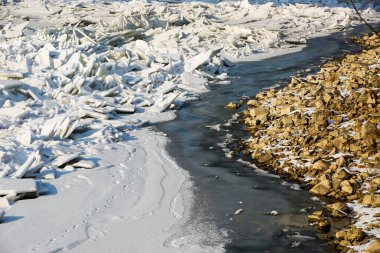 Nehirde yüzen buz kütlesi