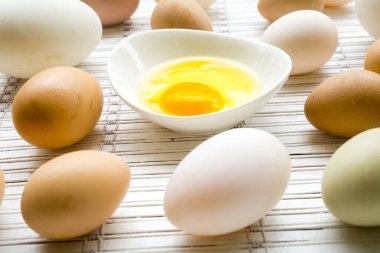 Çeşitli taze yumurtalar.