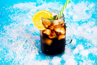 Mavi arka planda buzlu ve limonlu yaz içeceği