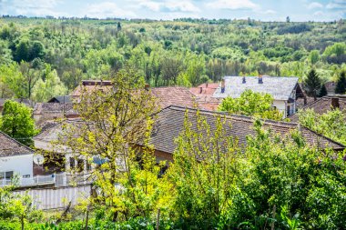 Güneşli bir günde dağ manzarası ve vadide küçük bir kasaba