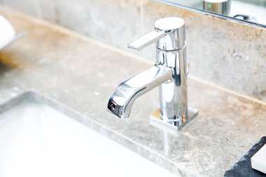 Modern banyoda musluk ve lavabo