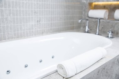 Modern küvetli banyo.