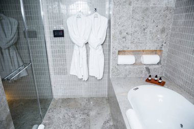 Beyaz bornozlu bir banyo. 