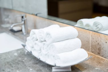 Banyoda havlu yığını