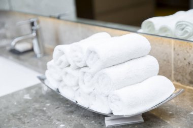 Banyoda havlu yığını