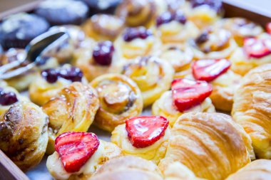 Renkli kahvaltı - ev yapımı waffle, granola, muffin, badem, fındık, çeşitli taze meyveler, eski ahşap bir masada böğürtlen. Sağlıklı gıda kavramı