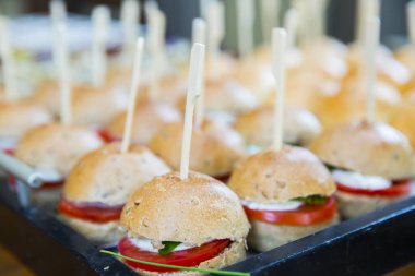 Demir tepside hamburger.