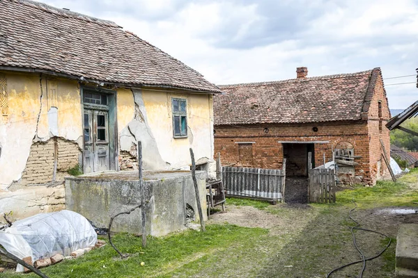 Vecchie Case Usurate Sul Villaggio Foto Stock