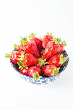 Beyaz kasede taze çilek.