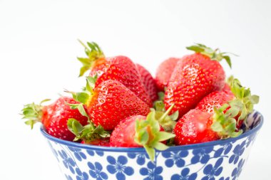 Beyaz kasede taze çilek.