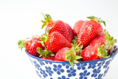 Beyaz kasede taze çilek.