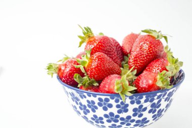 Beyaz kasede taze çilek.