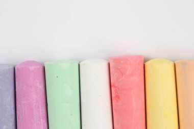 Beyaz arkaplanda renkli tebeşirler