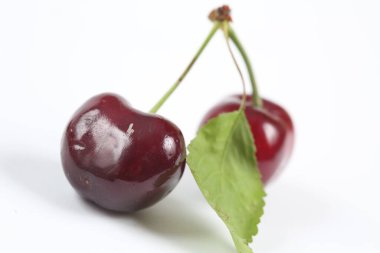 Beyaz arka planda tatlı kirazlar