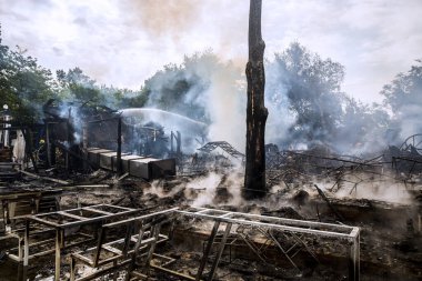 Yanmış ahşap evin içi. 