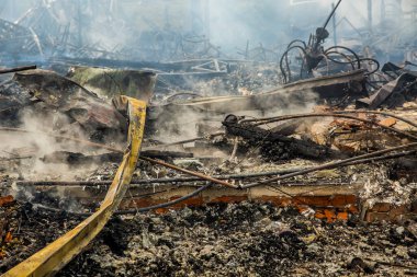 Yanmış ahşap evin içi. 