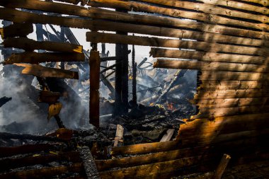 Yangından sonra yıkılmış bir binanın manzarası