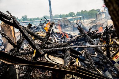Yangından sonra yıkılmış bir binanın manzarası
