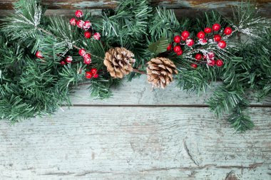 Ökseotunun Noel süslemesi, böğürtlenli, sarmaşıklı ve kozalaklı.