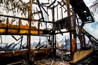 Yangından sonra yıkılmış bir binanın manzarası