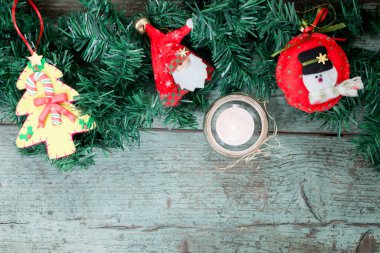Ahşap arka planda noel ağacı süslemeleri