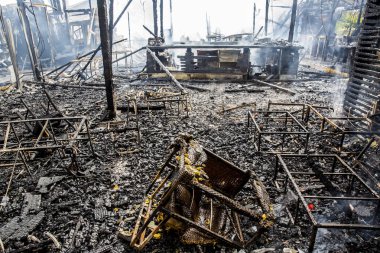 Yanmış ahşap evin içi.