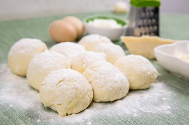 Hamur, yumurta, jambon, soyulmuş domates, peynir. Kopyalama alanı olan üst görünüm