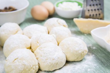 Hamur, yumurta, jambon, soyulmuş domates, peynir. Kopyalama alanı olan üst görünüm